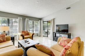Sarasota Villa with Pool Access about 4 Mi to Beach!
